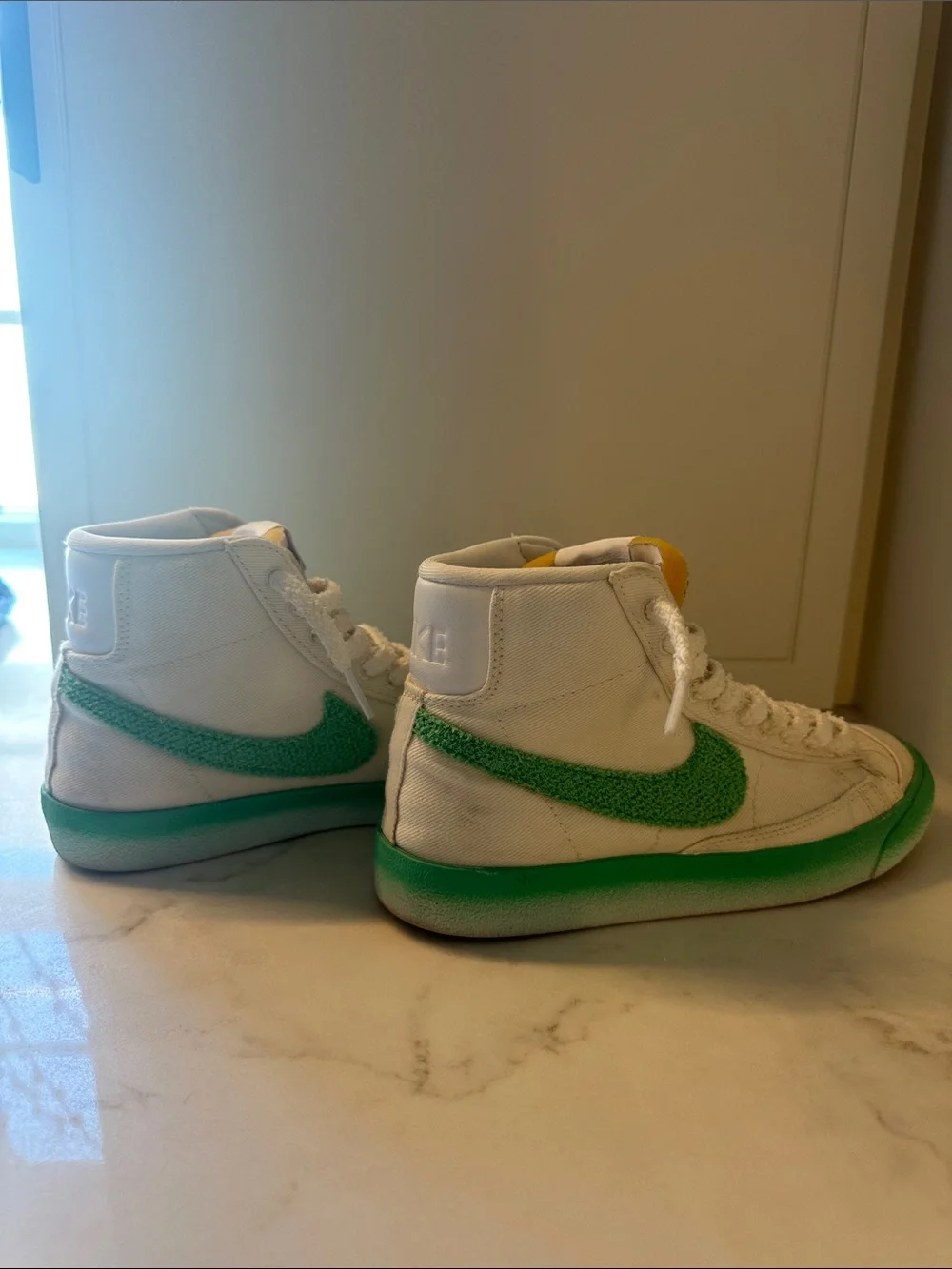 NIKE BLAZER MID ‘77 White and Green Hightop. Women’s Size US 7